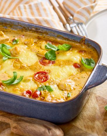 Mozzarella-Hähnchen mit Tomaten und Basilikum in einer Auflaufform