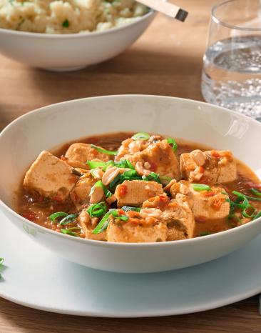 Tofu süß-sauer mit Lauchzwiebeln in einer Schüssel