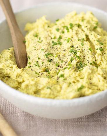 Hähnchen-Curry-Aufstrich in einer Schüssel.