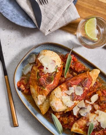Hähnchen-Saltimbocca auf mediterranem Gemüse