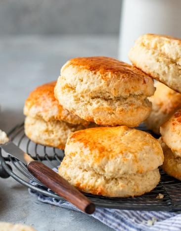 Scones mit Marmelade auf einem Frühstückstisch