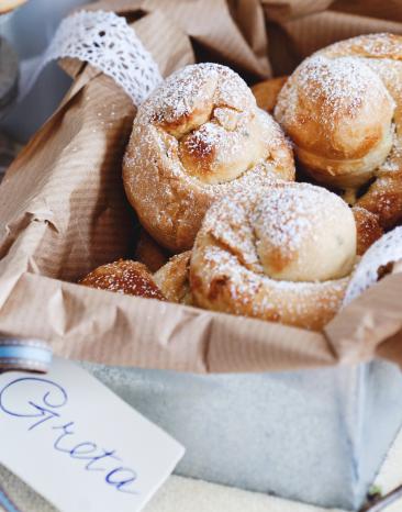 Süße Hefeschnecken mit Rosmarin mit Puderzucker bestäubt