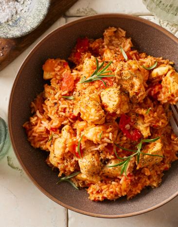 Tomatenreis mit Hähnchen in einer Schale