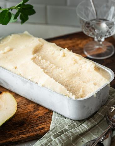 Birnensorbet in einer Kastenform.