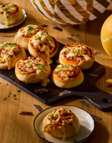 Hefeteigschnecken mit Hackfleisch und Hollandaise