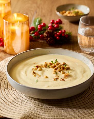 Pastinaken-Apfel-Suppe mit Haselnuss-Zimt-Topping