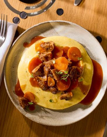 Pilz-Bourguignon mit Thymian-Polenta