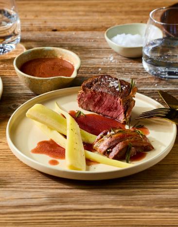Rinderfilet im Speckmantel mit Kirschsauce