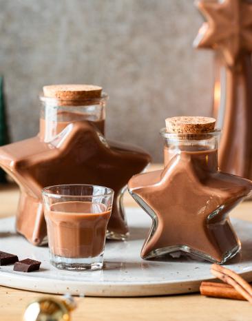 Weihnachtlicher Eierlikör mit Schokolade in einem Glas.