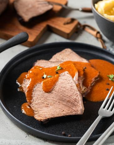 Böfflamot aufgeschnitten auf einem Teller mit Sauce.