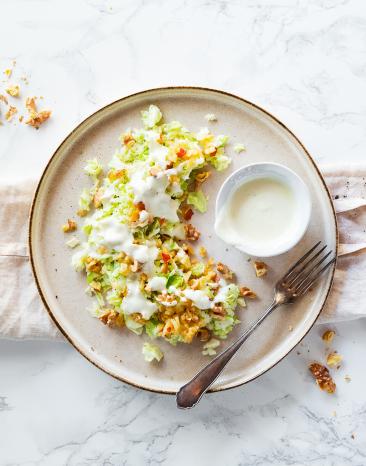 Spitzkohlsalat mit Apfel und Nüssen auf einem Teller