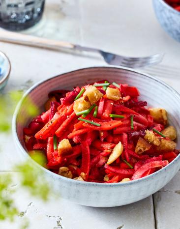 Überbleibsel-Salat mit Knusper mit buntem Gemüse in einer Schüssel.