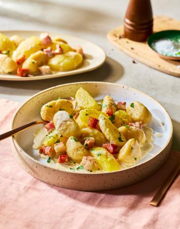 Geheirate (Mehlknödel mit Speck-Rahmsauce und Kartoffeln)