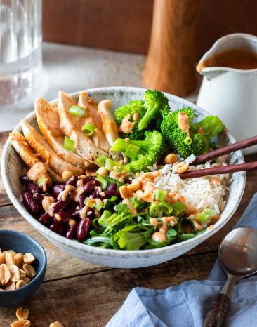 High Protein Hähnchen-Bowl mit Erdnusssauce
