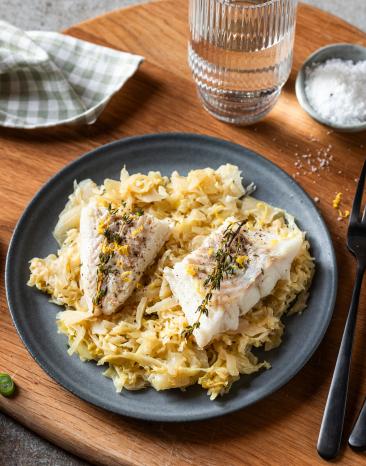 Kabeljau mit Spitzkohl auf einem Teller