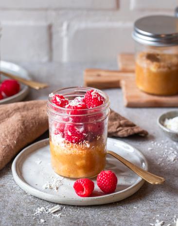 Gedämpfte Blondies im Glas mit Himbeeren und weißer Schokolade
