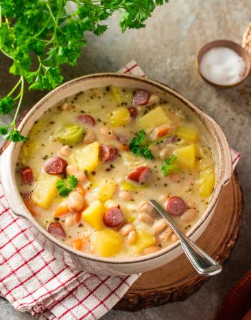 Kartoffeleintopf mit weißen Bohnen und Cabanossi