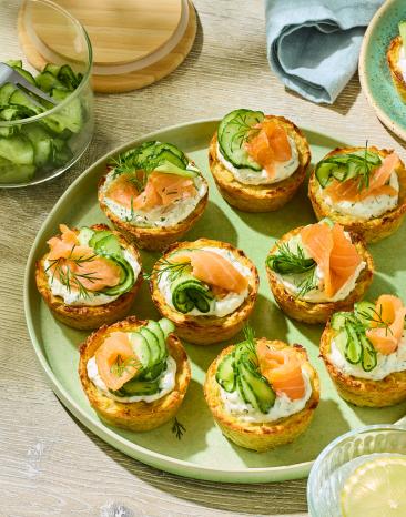 Kartoffelrösti-Muffins mit Dill-Creme, Räucherlachs und Gurkensalat