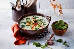 Rahmspinat-Eintopf in einem Tontopf.