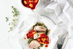 Schweinefiletmit Tomatensauce auf einem Teller.