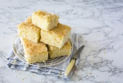 Buttermilchkuchen mit Kokos Stücke auf einem Teller gestapelt