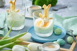 Eier im Glas mit Blätterteig auf einem Oster Brunch Tisch.