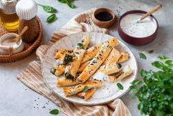 Börek mit Feta und Spinat gefüllt.