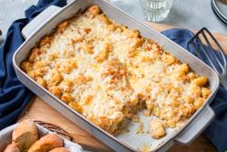 Gnocchi in französischer Zwiebelsauce in einer Auflaufform.